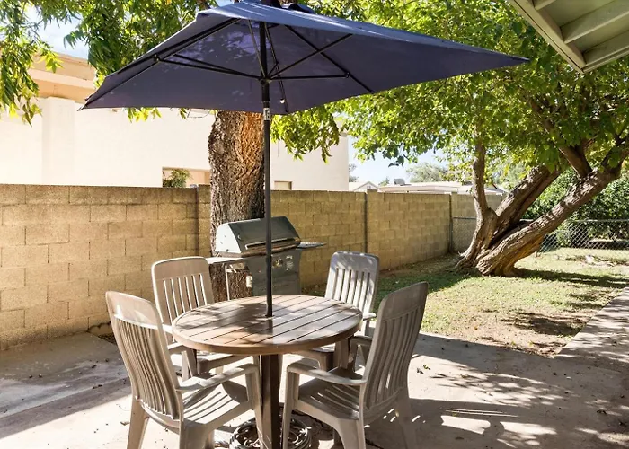 Charming 2-br Backyard Views Holiday home