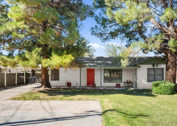 Holiday home Charming 2-br Backyard Views *