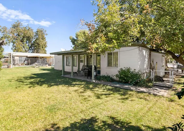 Charming 2-br Backyard Views Holiday home *