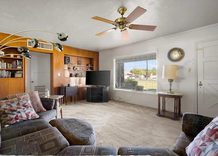 Charming 2-br Backyard Views Holiday home