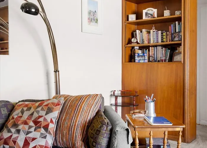 Charming 2-br Backyard Views Holiday home *