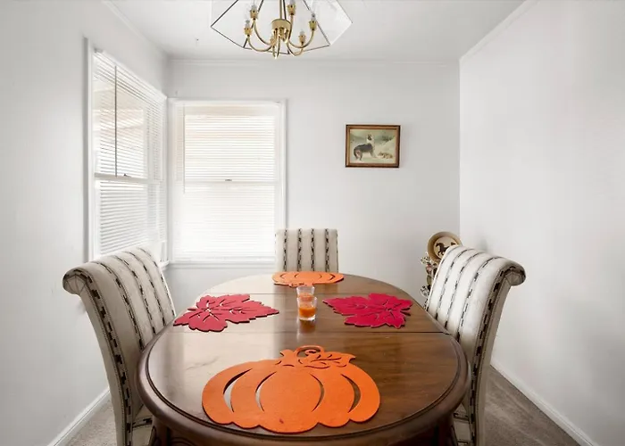 Charming 2-br Backyard Views Holiday home *