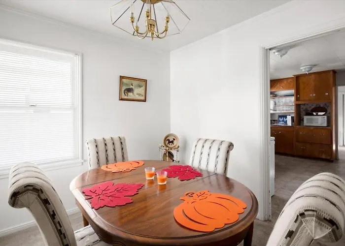 Holiday home Charming 2-br Backyard Views *