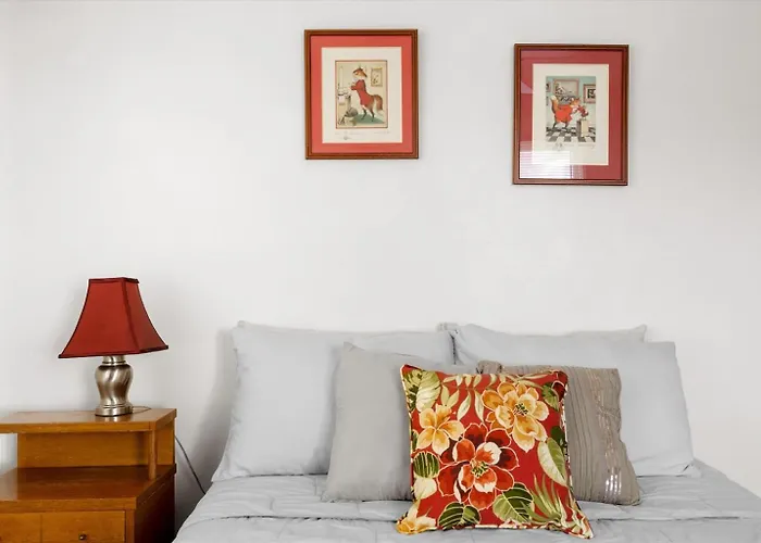 Charming 2-br Backyard Views Holiday home