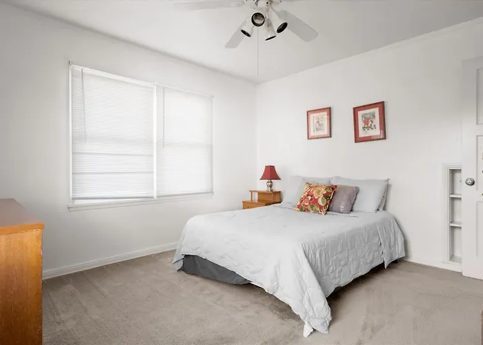 Holiday home Charming 2-br Backyard Views
