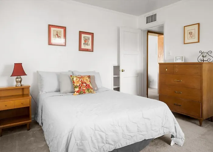 Holiday home Charming 2-br Backyard Views *
