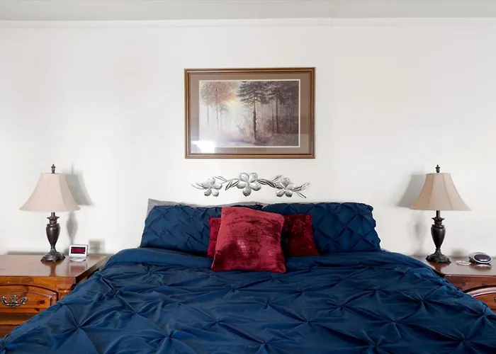 Holiday home Charming 2-br Backyard Views *