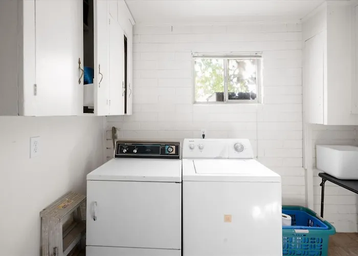 Charming 2-br Backyard Views Holiday home